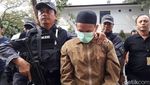 Hanya Menunduk, Ini Potret Pengancam Jokowi Saat Tiba di Polda