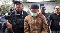 Tidak satu kata pun yang terucap dari mulut Hermawan yang tangannya terikat itu. Selama digiring ke Direskrimum Polda Metro Jaya, Hermawan menunduk.