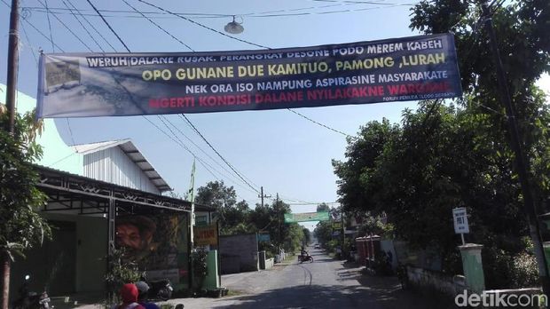 Warga pasang spanduk protes jalan rusak/