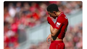 Ekspresi sedih Trent Alexander Arnold karena Liverpool kalah dengan selisih tipis di klasemen Liga Inggris. Foto: istimewa