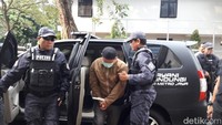 Dari pantauan, Minggu (12/5/2019), Hermawan Susanto tampak tiba di Direktorat Reserse Kriminal Umum Polda Metro Jaya pukul 15.15 WIB. Hermawan tampak dikawal oleh 4 petugas bersenjata laras panjang. Sekitar 7 orang lainnya menyusul di belakang 4 petugas bersenjata.