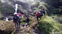 Setibanya di lokasi, pengunjung akan dimanjakan dengan keindahan curug dan sejuknya suasana. Curug ini berada di ketinggian 900 mdpl, dengan ketinggian air terjun sekitar 40 m. (Rinto/detikcom)