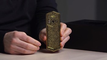 Caviar membanderol ponsel ini dengan harga USD 4.740, atau lebih dari Rp 67 juta. Foto: Screenshot YouTube/UnboxTherapy