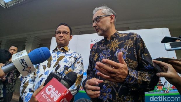 Anies Baswedan dan Dubes Inggris Moazzam Malik.