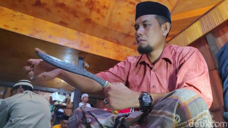 Ritual Pencucian Pusaka Malam 17 Ramadan di Maros (Mohammad Bakrie/detikcom) Ritual Pencucian Pusaka Malam 17 Ramadan di Maros (Mohammad Bakrie/detikcom)