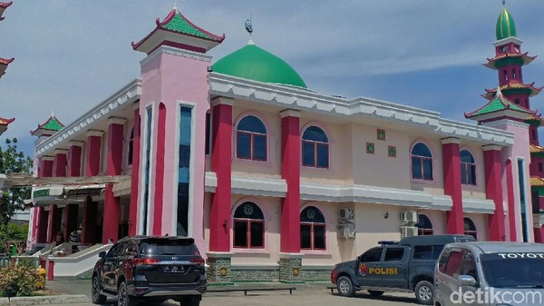 Sebuah masjid dengan gaya khas Tionghoa berdiri kokoh dan menjadi wisata religi selama bulan suci Ramadan di Palembang, Sumatera Selatan. Masjid itu adalah Masjid Cheng Ho (Raja Adil Siregar/detikcom)