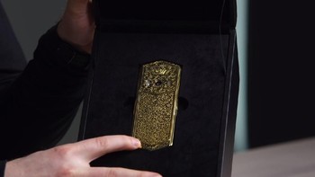 Perusahaan bernama Caviar baru saja merilis lini ponsel mewah terbarunya bernama Tsarphone. Foto: Screenshot YouTube/UnboxTherapy