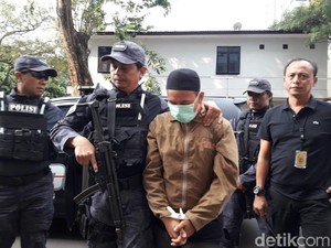 Dikawal Polisi Bersenjata, Pria Pengancam Jokowi Tiba di Polda Metro