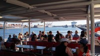 Suasana di geladak kapal. Turis bisa menikmati pemandangan indah sepanjang perjalanan. (Masaul/detikcom)