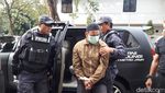 Hanya Menunduk, Ini Potret Pengancam Jokowi Saat Tiba di Polda