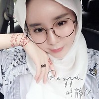 Wanita berdarah Tionghoa tersebut mengawali karier sebagai model lewat ajang kecantikan Malaysia, Dewi Remaja di 2005. Kemudian ia juga pernah meraih gelar runner-up 1 ketika mengikuti ajang Miss Chinese World Malaysia 2006 serta menjadi finalis dari Miss Malaysia Tourism 2007 saat usianya 19 tahun. Foto: Instagram