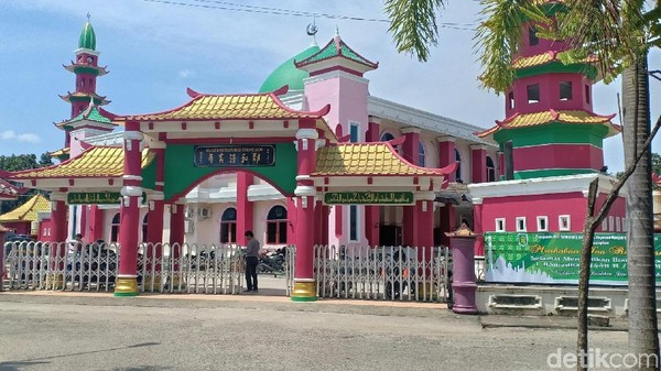 Masjid Cheng Ho sebenarnya bernama Masjid Al Islam Muhammad Cheng Ho Sriwijaya. Namun masyarakat sekitar menyebut Masjid Cheng Ho Jakabaring (Raja Adil Siregar/detikcom)