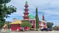 Selanjutnya ada Masjid Cheng Ho yang berada di Jalan Pangeran Ratu Perumahan TOP Atlit, Kelurahan 15 Ulu, Kecamatan Seberang Ulu I, Kota Palembang. Inilah salah satu masjid Cheng Ho terluas di Indonesia dengan dua lantai dan daya tamping hingga 600 orang. Sedikit berbeda dengan masjid Cheng Ho lainnya, masjid satu ini memadukan unsur China dan Melayu dalam gaya arsitekturnya. Raja Adil/detikcom.