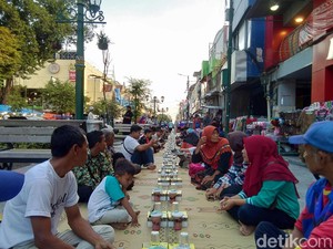 Saat Ratusan Orang Buka Puasa on The Road di Pedestrian Malioboro