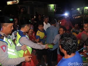 Polisi Gresik Gelar Patroli Malam Sambil Bagi-bagi Makanan Sahur