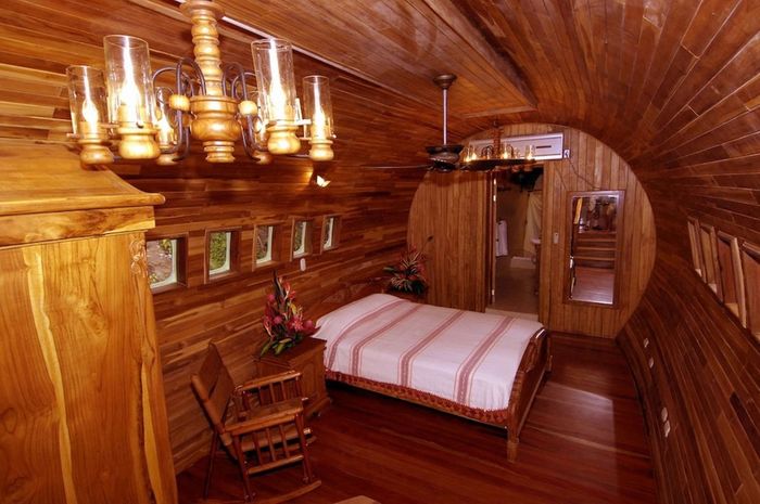 Seluruh dinding hotel pesawat ini dilapisi kayu. Sehingga menambah kesan alam dalam hotel ini.