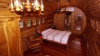 Seluruh dinding hotel pesawat ini dilapisi kayu. Sehingga menambah kesan alam dalam hotel ini.