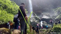 Sejuknya cipratan air terjun yang membasahi sekitar membuat siapa saja betah berlama-lama di sini. Tak heran banyak muda-mudi ngabuburit di sini. (Rinto/detikcom)
