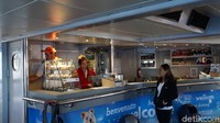 Kalau lapar dan haus, ada kantin di dalam kapal. Untuk kapal feri pulang ke Fremantle 5 kali sehari, paling pagi pukul 08.30, paling sore pukul 16.30. (Masaul/detikcom)