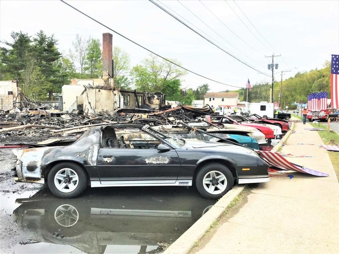 Sayang Banget, Belasan Mobil Klasik Terbakar di Lokasi Syuting