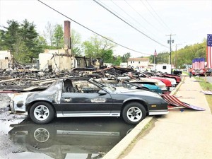 Sayang Banget, Belasan Mobil Klasik Terbakar di Lokasi Syuting