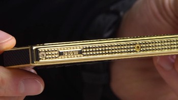 Tiap ponsel di dalam lini Tsarphone hanya dibuat sebanyak 99 unit. Foto: Screenshot YouTube/UnboxTherapy