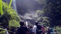  Setiap bulan Ramadhan tiba, air terjun tersebut selalu ramai dikunjungi oleh warga untuk ngabuburit. Sore hari jadi waktu yang tepat untuk main ke sini. (Rinto/detikcom)