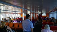 Suasana di dalam kapal yang nyaman. Kapal feri berangkat 4 kali sehari paling pagi pukul 07.30, paling sore pukul 15.30. (Masaul/detikcom)