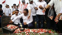 Aksi tersebut dilakukan sambil nyekar ke makam para aktivis.