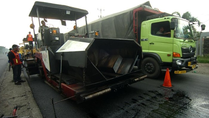 Sejumlah pekerja melakukan proses perbaikan jalan di jalur Pantura, Padaharja, Kabupaten Tegal, Jawa Tengah, Kamis (2/5/2019). Menurut PPK Bina Marga 1.1 wilayah Losari Brebes Tegal Jawa Tengah, sepanjang 11 kilometer jalur Pantura Tegal-Brebes yang rusak dan berlubang diperbaiki secara penambalan dan penebalan aspal setinggi enam centimeter untuk persiapan arus mudik Lebaran 1440 H. ANTARA FOTO/Oky Lukmansyah/wsj.