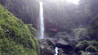  Sedikit tips buat traveler, karena tempatnya agak jauh dari pusat kota, sebaiknya datang lebih awal agar bisa menikmati keindahan curug ini lebih lama. (Rinto/detikcom)