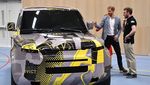 Pangeran Harry Lihat-lihat Land Rover Defender Terbaru