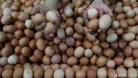 Pedagang memperlihatkan sejumlah telur di Pasar Kebayoran Lama, Jakarta.