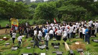 Bendera Merah Putih juga dikibarkan di lokasi TPU.