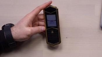 Ketika dinyalakan, ternyata feature phone ini buatan Nokia. Foto: Screenshot YouTube/UnboxTherapy