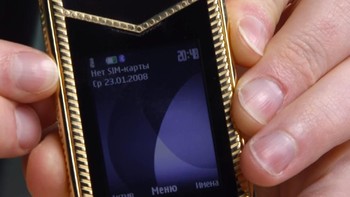 Saking jadulnya, waktu yang tampak pada ponsel masih menunjukkan tahun 2008, alias lebih dari satu dekade ke belakang. Foto: Screenshot YouTube/UnboxTherapy