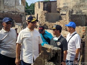 Anies Sambangi Pengungsian Korban Terdampak Kebakaran di Kampung Bandan
