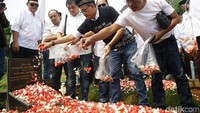 Mereka juga tebar bunga di makam.