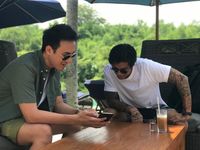 Daniel menunjukkan layanan GrabFood ke Marshall Sastra saat berlibur di Bali