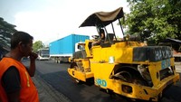 Pekerja menyelesaikan perbaikan jalan di jalur Selatan Tegal-Purwokerto, Desa Prupuk, Kabupaten Tegal, Jawa Tengah.