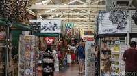 Wisatawan juga bisa belanja suvenir di sini. Suasana E Shed Markets seperti pasar dengan bar dan kafe di sisi luar dan pujasera di ujungnya (Masaul/detikcom)