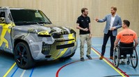 Selain memeriksa Dfender baru bersama pemenang medali Invictus Games Belanda, Jack Pastora, Pangeran Harry juga merasakan teknologi Mobility Door pada Range Rover Sport. Foto: Istimewa