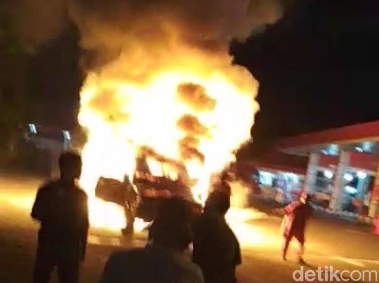 Mobil Toyota Kijang Ludes Terbakar Usai Isi BBM, Sopir Selamat Mobil Toyota Kijang Ludes Terbakar Usai Isi BBM, Sopir Selamat
