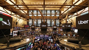 New York Stock Exchange (NYSE) bernuansa Uber ketika penyedia jasa ride-hailing itu mengumumkan IPO. Foto: Reuters