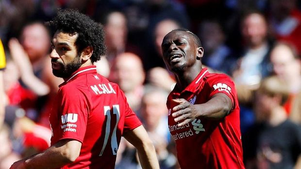 Sadio Mane (kanan) absen di laga Community Shield.