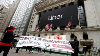 Menariknya, momen ini juga diwarnai oleh demo yang dilakukan oleh para mitra pengemudi Uber. Foto: Reuters