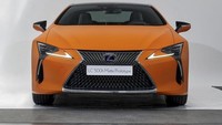 Sistem itu memungkinkan coupe Lexus tersebut mengisi ulang daya baterai saat mengemudi tanpa perlu dicolok. Mobil ini menggabungkan motor listrik dan baterai lithium-ion 84 cell, 311 volt. LC 500h menggendong mesin 3.500 cc V8 dual VVT-i. Foto: Lexus