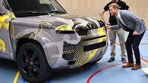 Pangeran Harry Lihat-lihat Land Rover Defender Terbaru