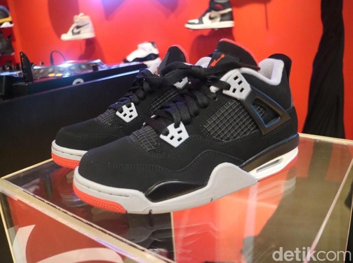 Nike Air Jordan 4 OG Sneakers Nike Air Jordan 4 OG Bred Hadir di Indonesia.