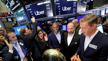 Dara Khosrowshahi (kedua dari kanan) tentunya hadir dalam momen bersejarah ini. Foto: Reuters